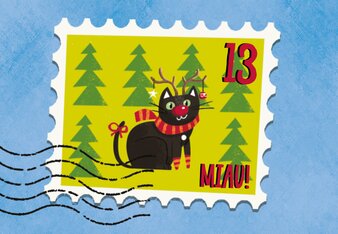 SONNENTOR Gewürzadventkalender - Türchen 13: Eine Illustration mit einer schwarzen Katze die einen Schal und ein Rentiergeweih trägt umgeben von Tannenbäumen! | © SONNENTOR