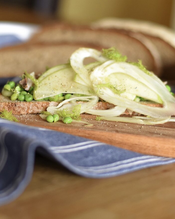 Belegtes Brot mit Apfel, Erbsen und Fenchel - SONNENTOR.com