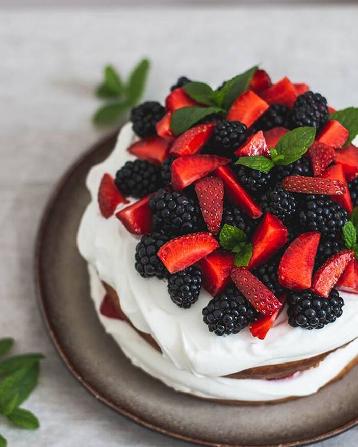Kardamom Torte mit topfen und Sommerfrüchten - SONNENTOR.com
